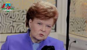 Vaira Vīķe Freiberga satikās ar piedzērušos Kaimiņu (Video)