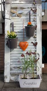 Fr Hling Garten Und Blumen Garten Deko Garten Und Garten Dekoration Diy Garten Dekorati In 2020 Shutters Repurposed Decor Modern Wall Decor Diy Shutters