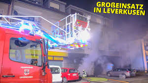 In der nacht sind teile. Ausgedehnter Tiefgaragenbrand 32 Personen Gerettet 3 Autos 1 Krad Brannten Grosseinsatz Youtube