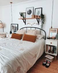 25 Cozy Bohemian Bedroom Ideas For Your First Apartment Bedroom Design Bedroom Decor Bedroom Views