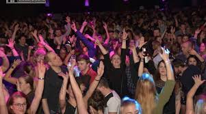 Or you could coordinate it all in the same place. Deine Party Hi Living