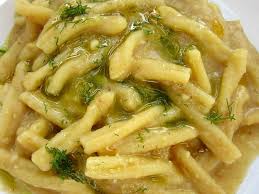 Le fave stufate in padella sono un tipico piatto della cucina abruzzese, in cui le fave sgusciate vengono condite con un trito leggermente saltato di cipolla e guanciale che dona al piatto un tocco di croccantezza e sapidità irresistibile. Pasta Con Macco Di Fave E Finocchietto Selvatico Fame Di Sud