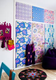 20 Idees Bluffantes Pour Recycler Ses Chutes De Papier Peint Decorer Porte De Placard Idee Deco Chambre Enfant Decoration Maison