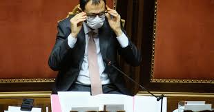 Gianluigi paragone (varese, 7 agosto 1971) è un giornalista, conduttore televisivo e senatore italiano eletto con il movimento 5 stelle dal quale è stato espulso il 1° gennaio 2020. Ecco I Regali Di Natale Di Conte Ai Ristoratori Gianluigi Paragone Macche Ai Poteri Forti Il Tempo