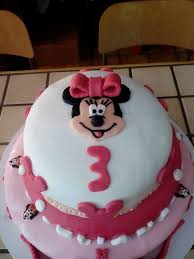 Un fraisier classique avec des fraises, une génoise légère, une crème mousseline et une pâte d'amande pour recette de gâteau anniversaire pour les 4 ans de ma fille. Gateau D Anniversaire De Ma Petite Fille Theme Minnie Les Gourmandises De Sandy