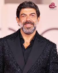 Dopo il successo mondiale di “A Star is Born”⭐, con la sua seconda opera da  regista, Bradley Cooper vuole raccontare la storia del matrimonio del  direttore d'orchestra Leonard Bernstein e di sua