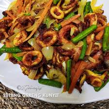 Apa kata anda cuba resepi masakan ala thai yang sememangnya sentiasa menjadi pilihan utama panaskan kuali, masukkan sedikit minyak kemudian goreng sotong/udang. Sotong Goreng Kunyit Ala Mat Rock Singgahsana Kitchen