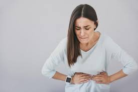 Le mal de ventre peut être accompagné de spasmes et de ballonnements, et provoquer un besoin d'éructer ou des flatulences. 7 Douleurs Qui Doivent Vous Inquieter