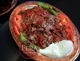 'i̇skender kebab' is the way of serving vertically roasted lamb meat slices, known as 'döner kebab', on a thin crust 'pide' bread with tomato sauce. Iskender Kebap Donerfleisch Auf Brotkrummel Mit Tomatensosse Und Schuss Butter Iskender Empfehlung Des Hauses Picture Of Pera Restaurant Duisburg Tripadvisor