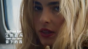 寂寞水晶燈的芭蕾肉胎小女孩Maddie Ziegler終於有伴了😹 是《變形金剛》系列男主角西亞李畢福Shia LaBeouf!!!  神級創作才女希雅(Sia) 冠軍專輯《 一千種恐懼》最新主打「Elastic Heart」MV大首播! >>