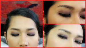 Penata rias dapat mendeteksi riasan mata yang tepat sesuai dengan mata klien mereka dan karenanya melakukan riasan yang sesuai. Buat Pemula Cara Pakai Eyeshadow Satu Warna Beginner Tutorial Youtube