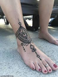 Learn about henna at it's uses as a medicine, hair dye and body art. Woman 28 Who Had A 10 Henna Tattoo While On Vacation In The Caribbean Is Scarred Daily Mail Online