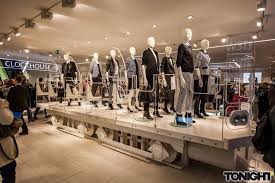 Durch politische konflikte und kriege in aller welt erreichen immer mehr flüchtlinge und asylbeweber deutschland und nrw. Http Www Tonight De Duesseldorf Fotos C A Duesseldorf Re Imagine C A Wiederoeffnung 423032 25 Html Aktuell Nachrichten Fotos