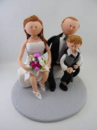 Tortenfigur Brautpaar Sitzend Mit Kind Tortenfiguren Hochzeit Torten Figuren Brautpaar