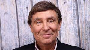 Il fait un peu trop de choses actuellement” : Jean-Pierre Foucault évoque  l'omniprésence de Cyril Féraud à la télévision : Femme Actuelle Le MAG