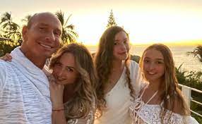 Desde entonces, la pareja ha logrado forjar uno de los matrimonios más sólidos del mundo del espectáculo en méxico con sus hijas nina (izq.) y mía como núcleo. Mia Rubin Cumple 16 Anos Y La Celebran Sus Papas