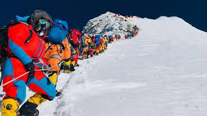 At 8,849 meters (29,032 feet), it is considered the tallest point on earth. Nepals Sherpas Arbeitslos Basislager Ohne Bergsteiger Tagesschau De