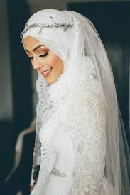 Use small white flowers, larger flowers and small and large leaves, as desired. 30 Headpiece Designs That Will Make A Hijabi Bride A Real Life