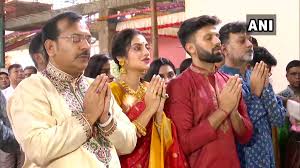 Nusrat jahan who is regarded as one of the most popular bengali actresses, as well as a successful politician, was born on 8th january to a muslim family in west bengal india. Ani On Twitter Kolkata Trinamool Congress Mp Nusrat Jahan And Husband Nikhil Jain Offer Prayers At Suruchi Sangha Pandal Durgapuja2019 Https T Co Jcggeuei4m