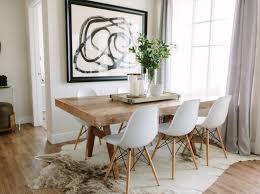 Kuhfell Teppich Unter Massivholz Esstisch Weisse Stuhle Skandinavisch Modern Modern Apartment Decor Scandinavian Dining Room Modern Dining Room