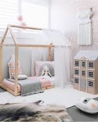 Pour la couleur, le rose, le bleu ciel, le blanc et les couleurs aux teints clairs sont souvent destinés aux filles. Epingle Sur Kids Rooms