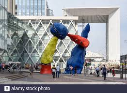Von anfang bis mitte der 1920er jahre vollzog der künstler in paris. Deux Personnages Fantastiques Zwei Fantastische Charaktere Von Joan Miro Im Geschaftsviertel La Defense Paris Frankreich Stockfotografie Alamy