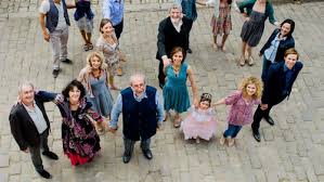 Ils sont aussi entourés par richard, un ami de famille qui ne fait qu'enchaîner les gaffes, paule, la soeur voyante de catherine elle ne sera pas renouvelée pour une saison 16, ils s'arrêteront à la 15 et je pense que c'est bien. Regarder Les Episodes De Une Famille Formidable En Streaming Betaseries Com