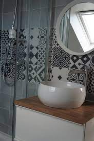 Colorés avec leur motif marguerite, ils apportent une note ludique. Modern Bathroom Design Bathroom Inspiration Bathroom Design