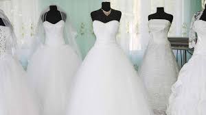 The price of a wedding dress was $1,700 since 2017, with 2019 bringing the first dip in cost. Average Wedding Dress Cost Fashion Dresses