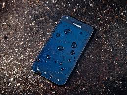 Ideal ar fi sa inlaturati apa cu ajutorul unui aspirator, dar in cazul in care nu aveti unul la indemana, poti folosi un servetel, nu uita sa sufli in mufa pentru casti si cea usb. Telefon ScÄƒpat In ApÄƒ AflÄƒ Aici Ce Trebuie SÄƒ Faci È™i Ce SÄƒ EviÈ›i