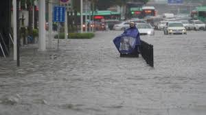 【#河南暴雨市民水中仰泳# 有司机用桶舀车中积水 】6月13日，河南濮阳，濮阳市区遭遇强降雨，城区街道变成一片泽国，多车被淹，开车如开船，#河南暴雨司机用桶舀车中积水#，还有网友拍下市民在积水中仰泳画面。 @沸点视频 l沸点视频的微博视频 S3qnohod9wcyxm