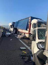 Un 58enne originario di alberobello stava viaggiando sull'autostrada a1 e aveva nella sua auto alcune uniformi da carabiniere. Scontro Tra Camion Chiuso Per Oltre Un Ora Raccordo A1 A14 Emilia Romagna Ansa It