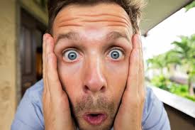 L'uomo in preda al panico è scioccato Il suo viso è vicino alla telecamera  Sta aprendo la bocca per la sorpresa