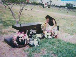 What was selena's favorite food? Interesting Pic Seems As If She Was Putting Flowers On Her Own Grave Selena Quintanilla Selena Grave Selena Pictures