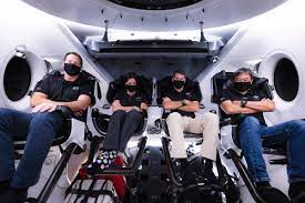 Il rejoindra la station spatiale internationale à bord du crew dragon de spacex pour une mission d'une durée de plus ou moins six. Thomas Pesquet On Twitter Here S The Posse Together Training On Spacex Crew Dragon Aki Hoshide Looking Like A Boss And All Of Us Wishing We Had As Cool Socks As Our Awesome Pilot