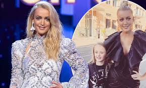 The kitty revealed to robin that the first time we met, it was lit. both of them performed during the 2011 tree lighting ceremony at the grove in los see 'the masked singer' season 3 schedule update: Jackie O Reveals Struggle Of Being Away From Her Daughter Kitty As She Filmed The Masked Singer Daily Mail Online