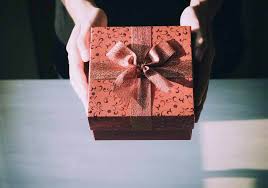 Kamu hanya perlu mengeluarkan rp. Tips Cerdas Memilih Kado Ulang Tahun Pernikahan Garnesia Com