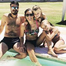 Dentro de este contexto, quien volvió a aparecer en los medios de comunicación fue natalia pastorutti, la hermana de la artista, que visitó a jey mammon en el ciclo los mammones y contó espectaculares anécdotas de sus días sobre el escenario, así como también sobre su vida familiar y sus trabajos como abogada y escribana. Soledad Pastorutti Mi Vida Cambio Desde Que Soy Madre Mis Hijas Me Trajeron Revista Paparazzi