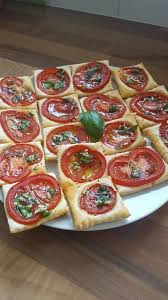 Blatterteig Tomaten Quadrate Von Karing Chefkoch Fingerfood Rezepte Kalt Vegetarisch Fingerfood Rezepte Fingerfood