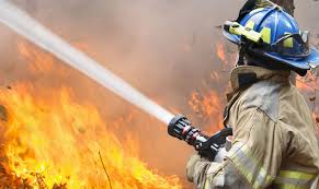 Bombero es la persona que se dedica a extinguir incendios y rescatar personas en dicho caso y otros tipos de siniestros así como intervenir en la prevención de estos eventuales sucesos. Puede Un Bombero Perder Su Empleo Si Acude En Horario Laboral A Combatir Un Incendio Capital Humano