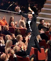 Helen hunt presenting roberto benigni the oscar® for best actor for his performance in life is beautiful at the 71st academy awards® in 1999. Biggest Oscar Upset Winners And Surprises Of All Time Ranked