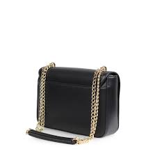 Deze zwarte cross body tas uit the chase collectie is afkomstig van het merk davidts, waardoor u weet dat dit product vervaardigd is met de allerbeste materialen. Love Moschino Zwarte Grote Crossbody Tas Met Logo Ferraris Boutique