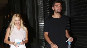 Η βίκυ κάβουρα είναι σε σχέση / φωτογραφία: Biky Kaboyra Phge Sto 8eatro Me Ton Syntrofo Ths Znews