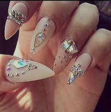 Bellas uñas decoradas con apliques de piedras doradas. Coleccion De Fotos De Unas Decoradas Con Piedras Muy Lindas Pointy Nails Diamond Nails Pointy Nail Designs