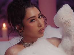 goldiieluxx “MANIAC” out now!! Show this gorgeous girl some love