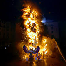 Sea cual sea la fecha elegida para la celebración, si la ligada al solsticio de verano o la tradicional cristiana, ambas comparten tradiciones y costumbres en su celebración. Alicante Aplaza Las Hogueras De San Juan 2020 Ayuntamiento De Alicante
