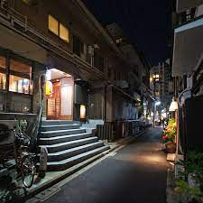 夜散歩のススメ0803 荒木町 看板と路地と階段 夜散歩のススメ 夜 散歩 日本の景色 町