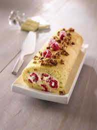 Roule Aux Framboises Creme Au Chocolat Blanc Et Pistaches Caramelisees Recette Dessert Recette Dessert Chocolat Creme Au Chocolat