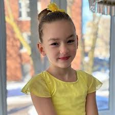 Genevieve Gallo's Instagram, Twitter & Facebook