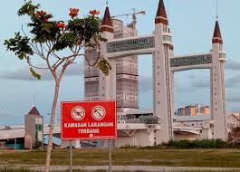 Jambatan yang mirip tower bridge london ini merupakan jambatan pertama seumpamanya di rantau ini dan adalah sebahagian daripada projek pembangunan pusat bandar. Tidak Puas Hati Larangan Pancing Main Dron Di Jambatan Angkat Utusan Digital